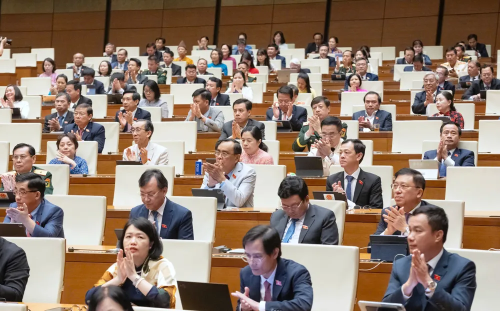 Các đại biểu dự phiên bế mạc kỳ họp, sáng 27-6. Ảnh: VIẾT CHUNG