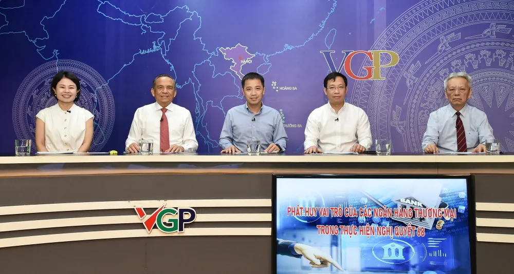 Các khách mời tham gia tọa đàm