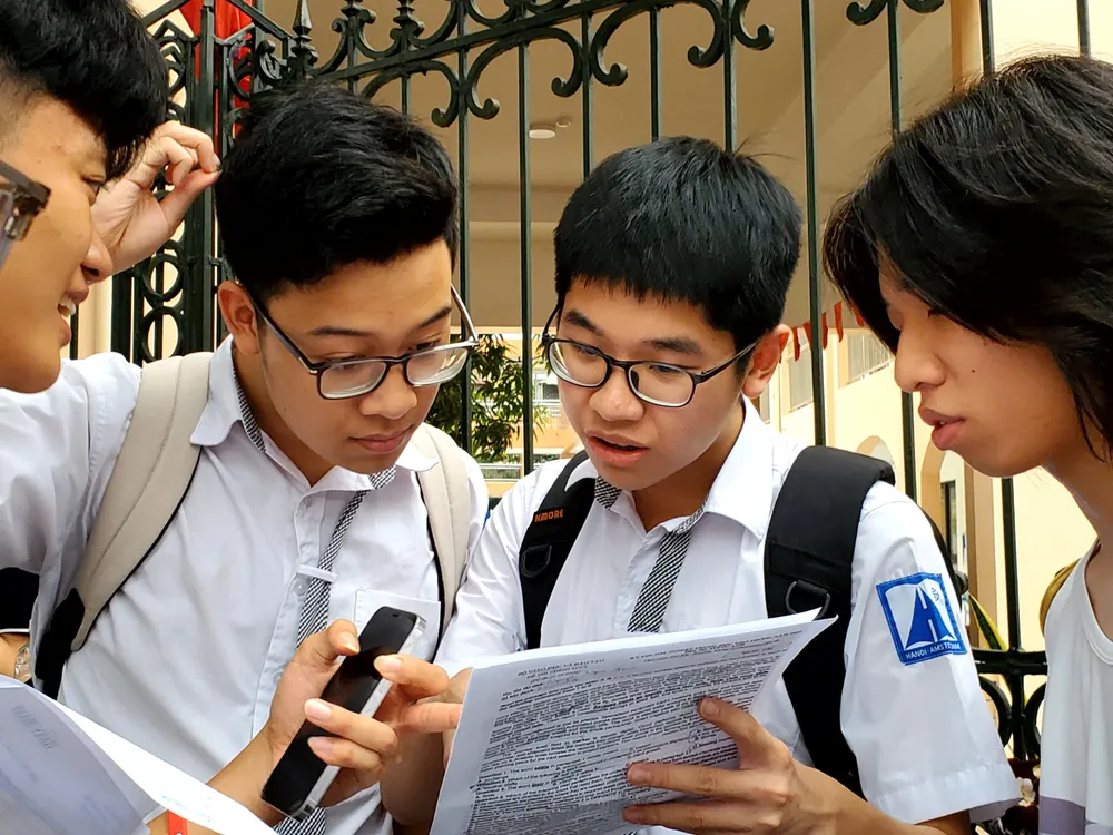 Thí sinh trao đổi sau giờ thi vào sáng 27-6. Ảnh HÀ NGUYỄN.jpg