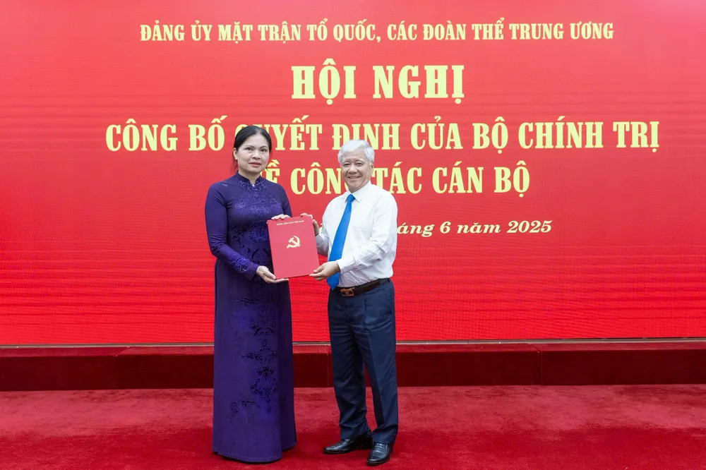 Đồng chí Đỗ Văn Chiến, Ủy viên Bộ Chính trị, Bí thư Trung ương Đảng, Bí thư Đảng ủy MTTQ, các đoàn thể Trung ương, Chủ tịch Ủy ban trung ương MTTQ Việt Nam trao quyết định cho đồng chí Hà Thị Nga 