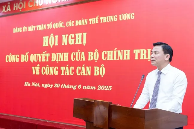 Đồng chí Đỗ Trọng Hưng, Ủy viên Trung ương Đảng, Phó Trưởng ban Tổ chức Trung ương công bố Quyết định của Bộ Chính tr.jpg