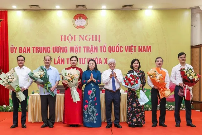tặng hoa chúc mừng các đồng chí được hiệp thương cử giữ chức Phó Chủ tịch Ủy ban Trung ương MTTQ Việt Nam.jpg