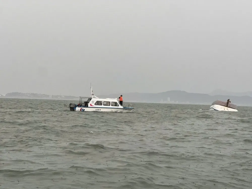  Thủ tướng yêu cầu khẩn trương tìm kiếm cứu nạn, khắc phục hậu quả vụ lật tàu tại Quảng Ninh: