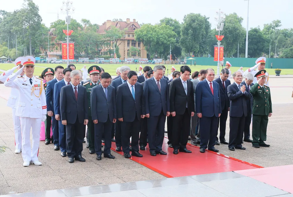 Các đồng chí lãnh đạo, nguyên lãnh đạo Đảng, Nhà nước, MTTQ Việt Nam đến đặt vòng hoa và vào Lăng viếng Chủ tịch Hồ Chí Minh nhân kỷ niệm 78 năm Ngày Thương binh - Liệt sĩ, sáng 24-7.jpg