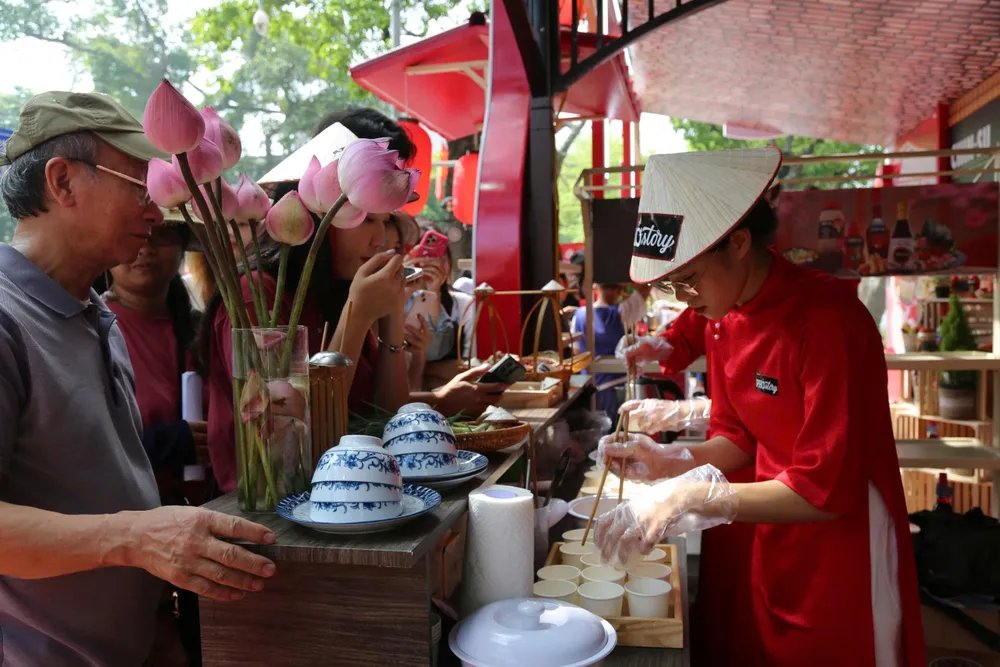 Hộ, cá nhân kinh doanh có doanh thu từ 1 tỷ đồng/năm trở lên phải sử dụng hoá đơn điện tử từ máy tính tiền có kết nối với cơ quan thuế. Ảnh: HÀ NGUYỄN