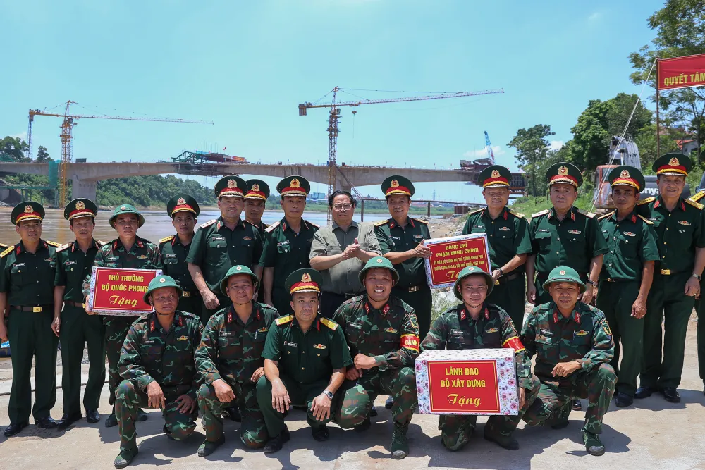 hủ tướng tặng quà động viên cán bộ, chiến sĩ Lữ đoàn 249, Binh chủng Công binh (Bộ Quốc phòng).jpg