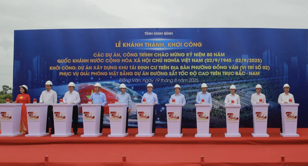 Phó Thủ tướng Trần Hồng Hà và các đại biểu thực hiện nghi thức khởi công Dự án Xây dựng khu tái định cư trên địa bàn phường Đồng Văn, Ninh Bình