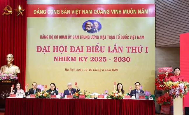 Đại biểu tiến hành biểu quyết tại Đại hội.jpg