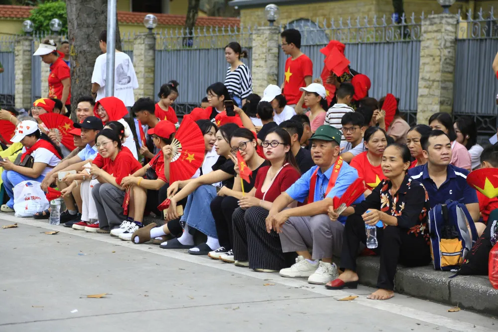 Từ 12h, người dân ngồi kín hai bên đường Hùng Vương để có chỗ xem hợp luyện đẹp nhất. ẢNh HÀ NGUYỄN.jpg