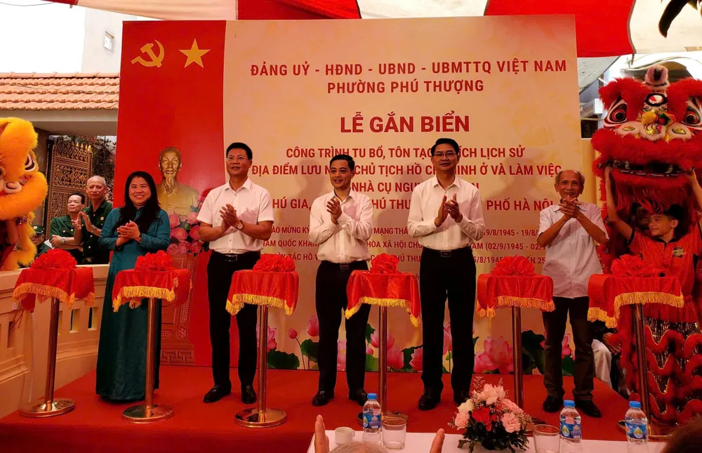Nghi thức cắt băng khánh thành công trình tu bổ tôn tạo di tích địa điểm lưu niệm Chủ tịch Hồ Chí Minh ở và làm việc tại nhà cụ Nguyễn Thị An. Ảnh: HÀ NGUYỄN
