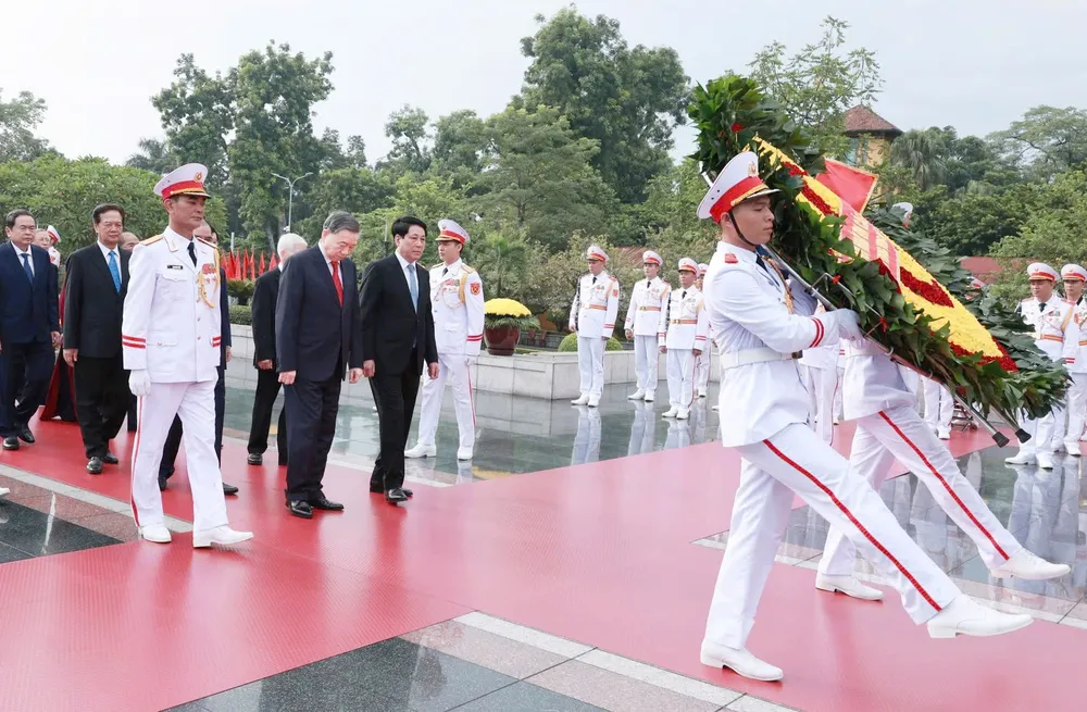 Các đồng chí lãnh đạo, nguyên lãnh đạo Đảng, Nhà nước dâng hương tưởng niệm các anh hùng liệt sĩ trên đường Bắc Sơn, Hà Nội, sáng 1-9. Ảnh VIẾT CHUNG.jpg
