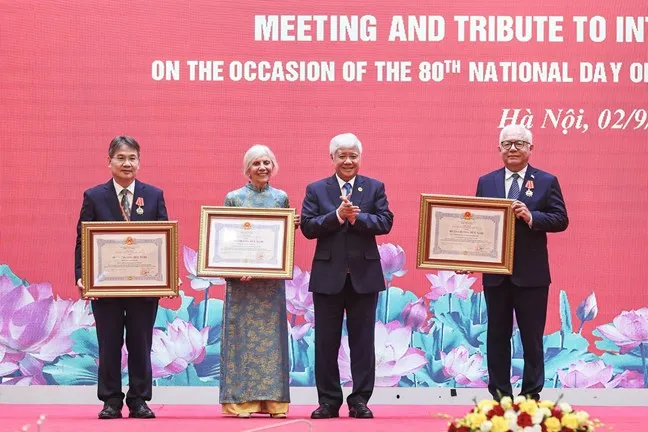 trao tặng Huân chương Hữu nghị của Chủ tịch nước Cộng hòa xã hội chủ nghĩa Việt Nam cho 3 tập thể và cá nhân để ghi nhận những đóng góp của bạn bè quốc tế đối với sự nghiệp xây dựng và bảo vệ Tổ quốc của Việt Nam.jpg
