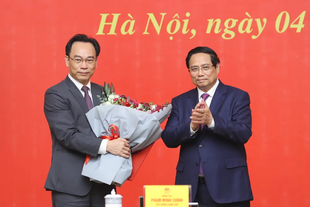 Thủ tướng trao Quyết định về việc tiếp nhận, bổ nhiệm ông Hoàng Minh Sơn, Thứ trưởng Bộ Giáo dục và Đào tạo giữ chức Chủ tịch Hội đồng, Giám đốc Đại học Quốc gia Hà Nội.jpg