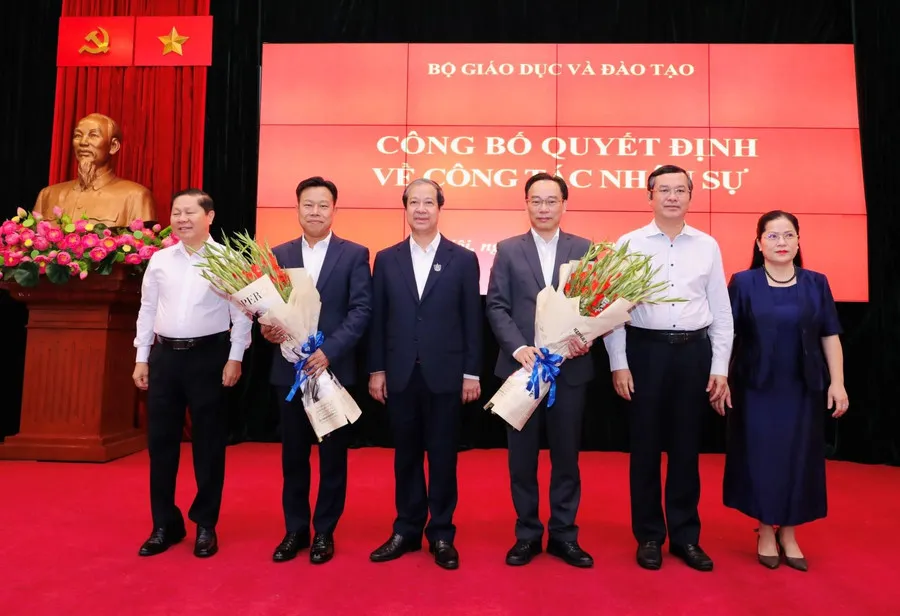 Lãnh đạo Bộ GD-ĐT tặng hoa chúc mừng PGS-TS Hoàng Minh Sơn và GS-TS Lê Quân