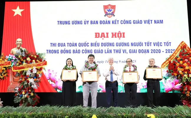 Ông Đỗ Văn Chiến, Ủy viên Bộ Chính trị, Bí thư Trung ương Đảng, Chủ tịch Ủy ban Trung ương MTTQ Việt Nam trao Bằng khen cho tập thể, cá nhân có thành tích xuất sắc trong triển khai các phong trào thi đua.jpg