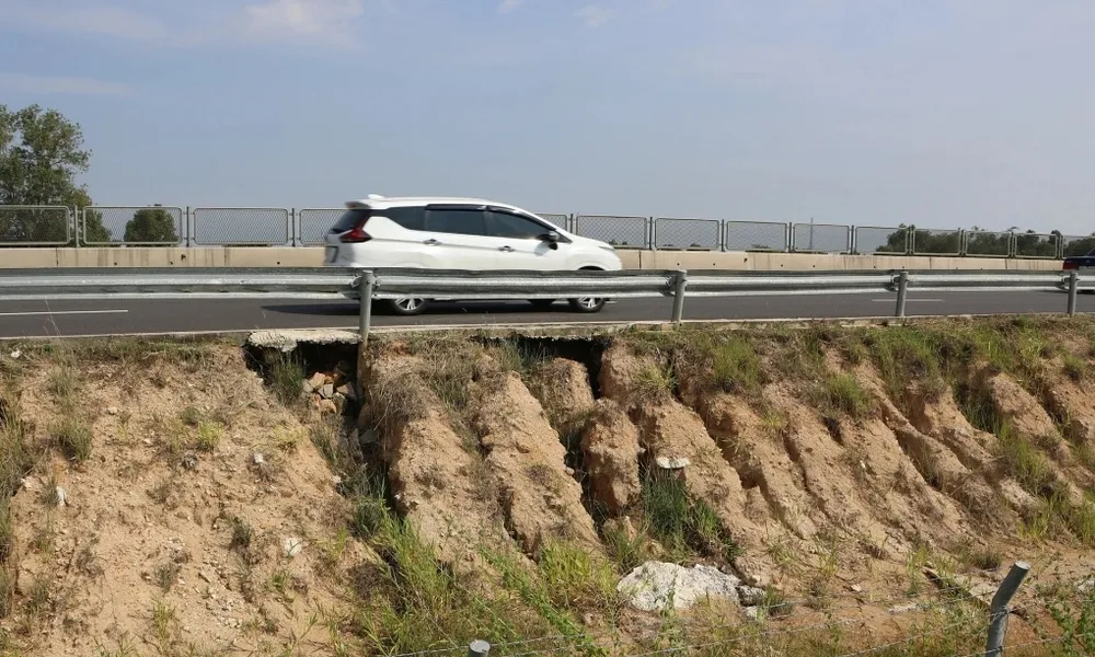 Tuyến đường cao tốc Vĩnh Hảo - Phan Thiết bị hư hỏng mép nền đường tại đoạn xã Hàm Liêm