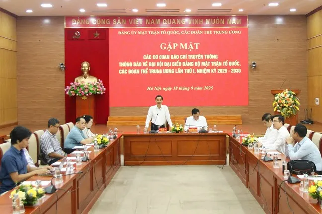 Đồng chí Nguyễn Thái Học, Phó Bí thư Đảng ủy MTTQ, các đoàn thể Trung ương phát biểu tại cuộc gặp mặt.jpg