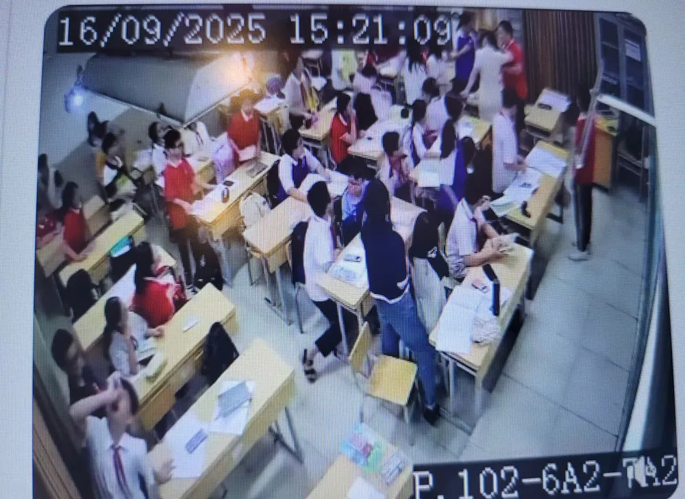 Hình ảnh từ video vụ việc học sinh lớp 7 ở Hà Nội túm tóc, ghì đầu cô giáo 