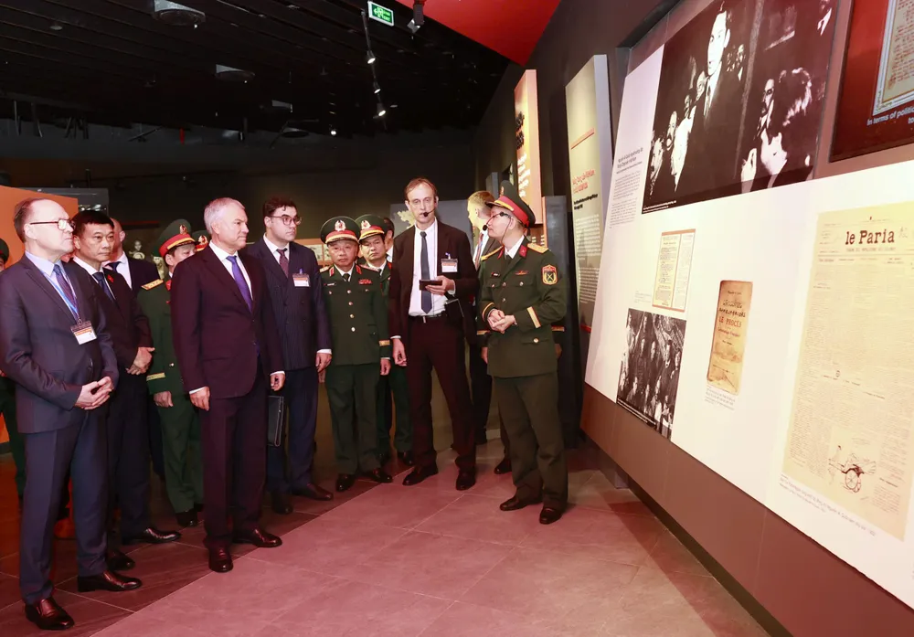 Chủ tịch Duma Quốc gia Quốc hội Liên bang Nga Vyacheslav Volodin thăm Bảo tàng Lịch sử Quân sự Việt Nam  Ản  VIẾT CHUNG.jpg