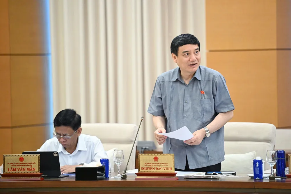 Chủ nhiệm Ủy ban Văn hóa và Xã hội Nguyễn Đắc Vinh phát biểu tại Phiên họp.jpg