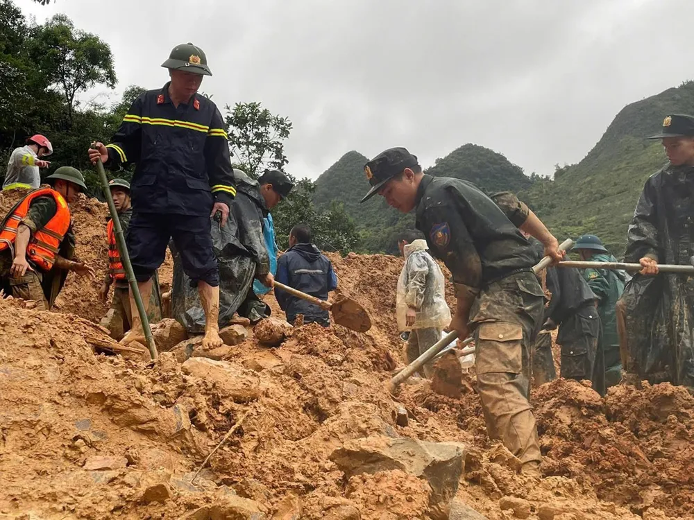 Ngày 1-10, lực lượng chức năng nỗ lực tìm kiếm 4 nạn nhân trong một gia đình ở xã Lũng Cú (tỉnh Tuyên Quang) bị vùi lấp