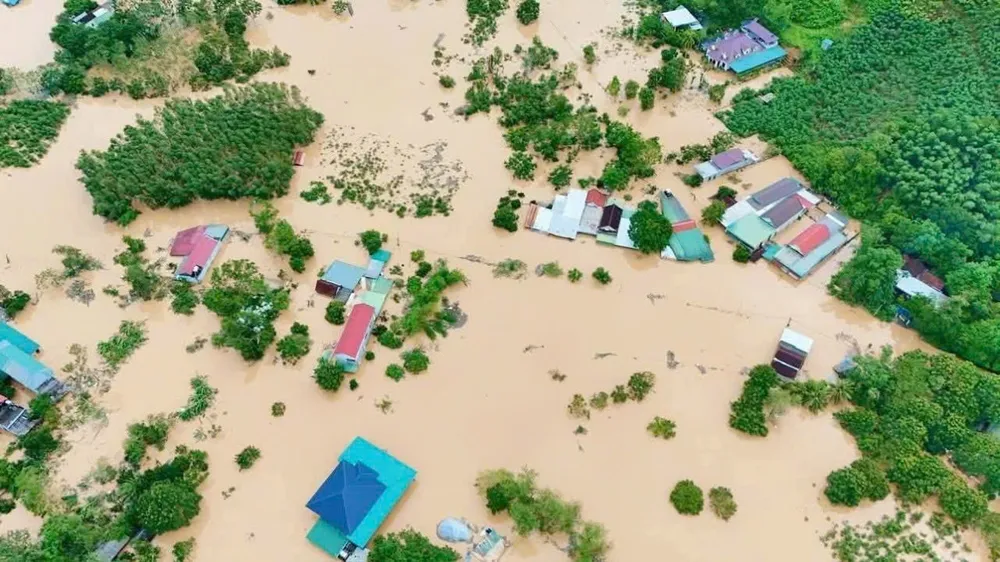 Nhiều nhà dân ở Nghệ An bị ngập nặng sau bão số 10