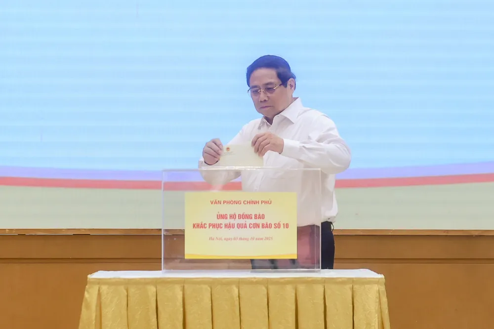 Thủ tướng Phạm Minh Chính tham gia quyên góp, ủng hộ đồng bào bị thiệt hại do cơn bão số 10 gây ra.jpg