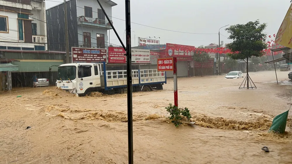 Nước lũ dâng ngập đường ở phường Vân Sơn (tỉnh Sơn La) ngày 6-10