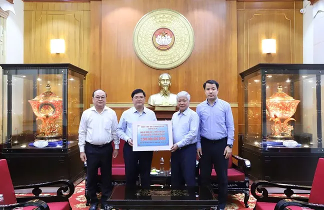 Ủy ban Trung ương MTTQ Việt Nam tiếp nhận ủng hộ từ Thành ủy Cần Thơ