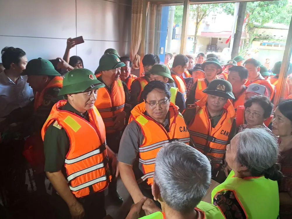 Thủ tướng Phạm Minh Chính thăm hỏi người dân vùng lũ tại Thái Nguyên - Ảnh VGP.jpg