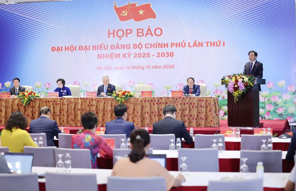 Bộ trưởng, Chủ nhiệm VPCP Trần Văn Sơn phát biểu tại cuộc họp báo sau phiên bế mạc đại hội, chiều 13-10. Ảnh QUANG PHÚC.jpg