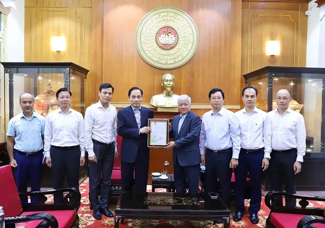 Đồng chí Đỗ Văn Chiến, Chủ tịch Ủy ban Trung ương MTTQ Việt Nam trao thư cảm ơn Đảng bộ Bộ Ngoại giao và cộng đồng người Việt Nam ở nước ngoài