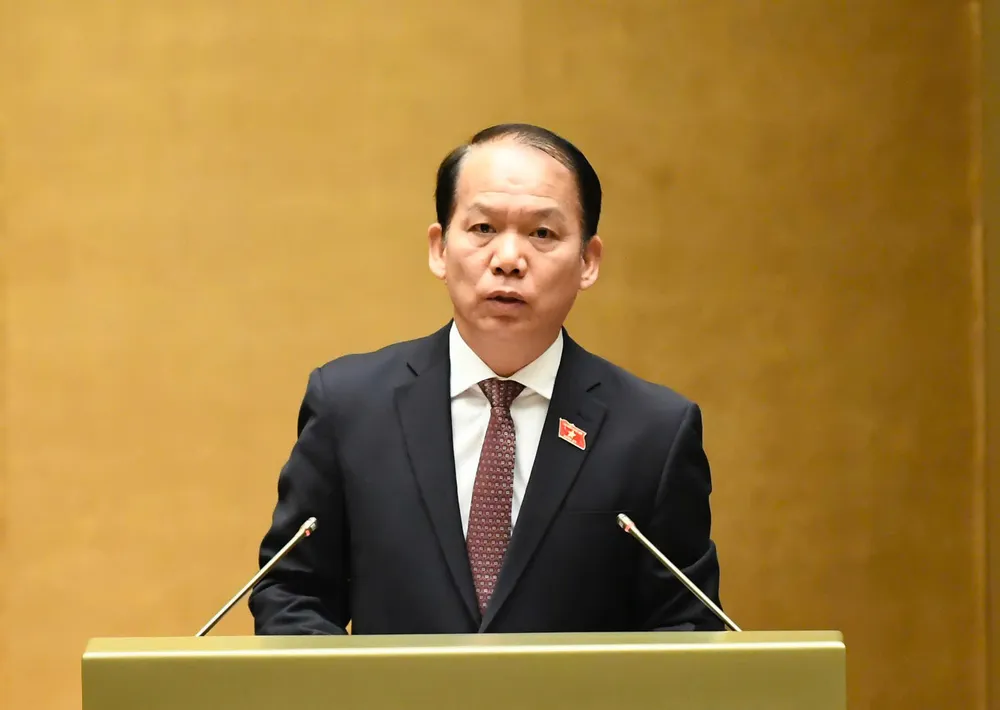 Chủ nhiệm Ủy ban Pháp luật và Tư pháp Hoàng Thanh Tùng trình bày báo cáo thẩm tra. Ảnh: VIẾT CHUNG