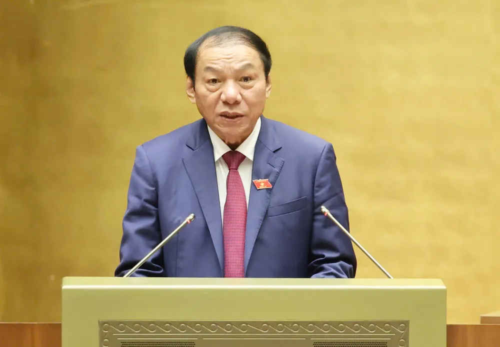 Bộ trưởng Bộ Văn hoá, Thể thao và Du lịch Nguyễn Văn Hùng trình bày tờ trình dự án Luật Báo chí (sửa đổi), sáng 23-10. ẢnQUANG PHÚC.jpg