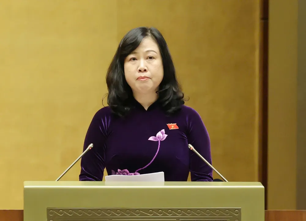 Bộ trưởng Bộ Y tế Đào Hồng Lan trình bày tờ trình các dự án luật, sáng 23-10. Ảnh QUANG PHÚC.jpg