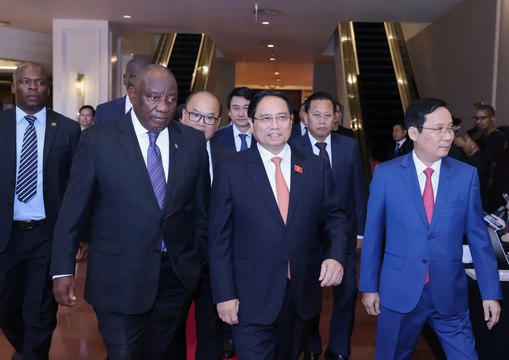 Thủ tướng Phạm Minh Chính và Tổng thống Matamela Cyril Ramaphosa tới dự Diễn đàn doanh nghiệp Việt Nam - Nam Phi, chiều 24-10. Ảnh QUANG PHÚC.jpg