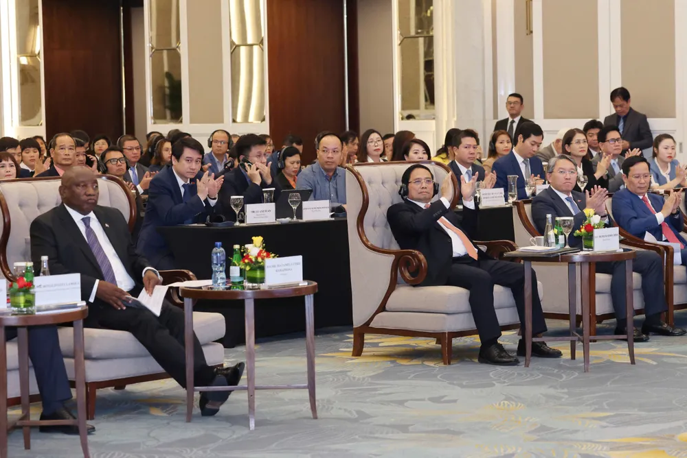 Thủ tướng Phạm Minh Chính và Tổng thống Nam Phi Matamela Cyril Ramaphosa cùng các đại biểu dự Diễn đàn doanh nghiệp Việt Nam - Nam Phi, chiều 24-10. Ảnh QUANG PHÚC.jpg