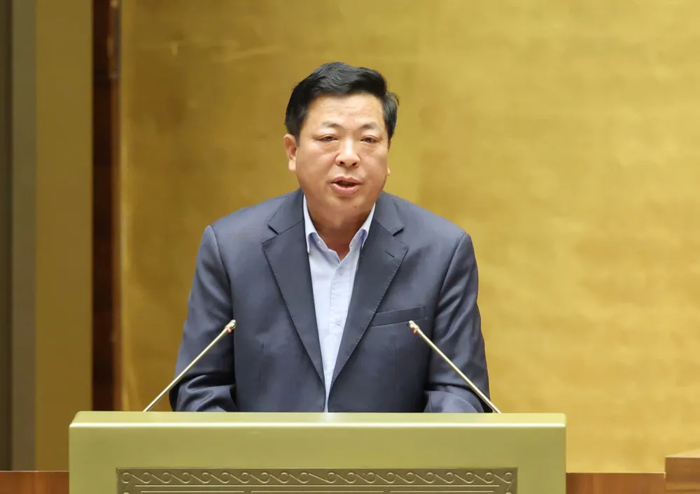 Bộ trưởng Bộ Xây dựng Trần Hồng Minh trình bày tờ trình dự án Luật Xây dựng (sửa đổi), sáng 4-11. Ảnh: QUANG PHÚC