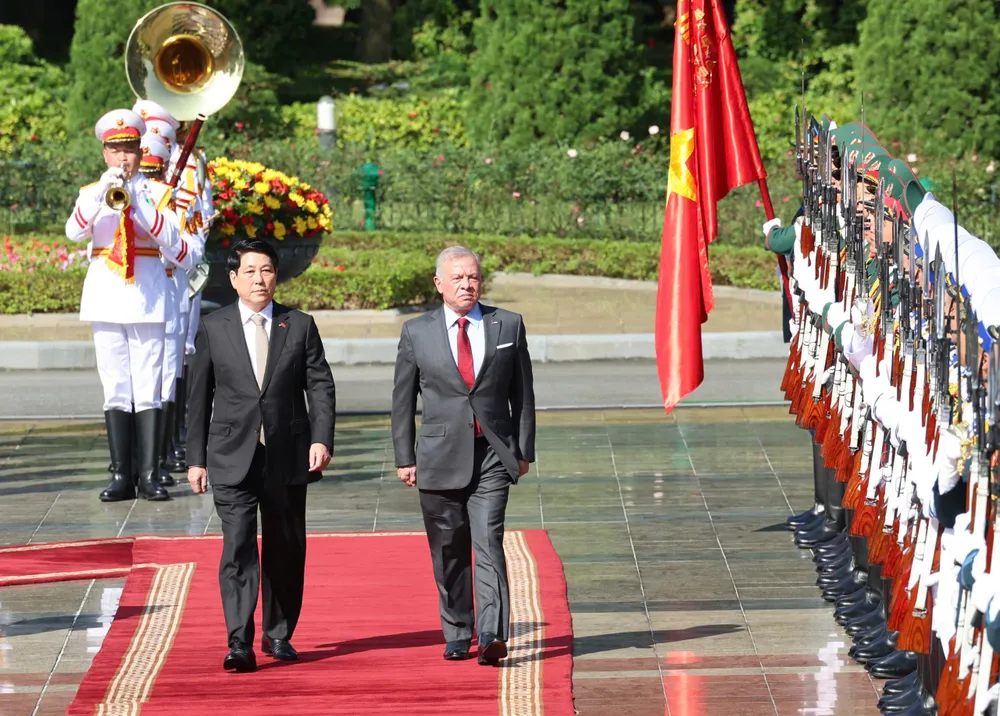 Chủ tịch nước Lương Cường và Quốc vương Abdullah II Ibn Al Hussein duyệt đội danh dự Quân đội nhân dân Việt Nam tại lễ đón, chiều 12-11. Ảnh QUANG PHÚC.jpg