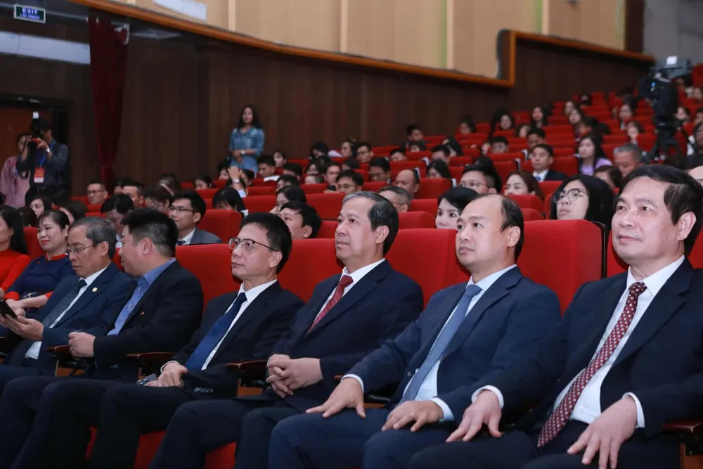 Bộ trưởng Bộ GD-ĐT Nguyễn Kim Sơn (thứ ba từ phải sang) cùng các đại biểu tham dự Lễ trao giải..jpg