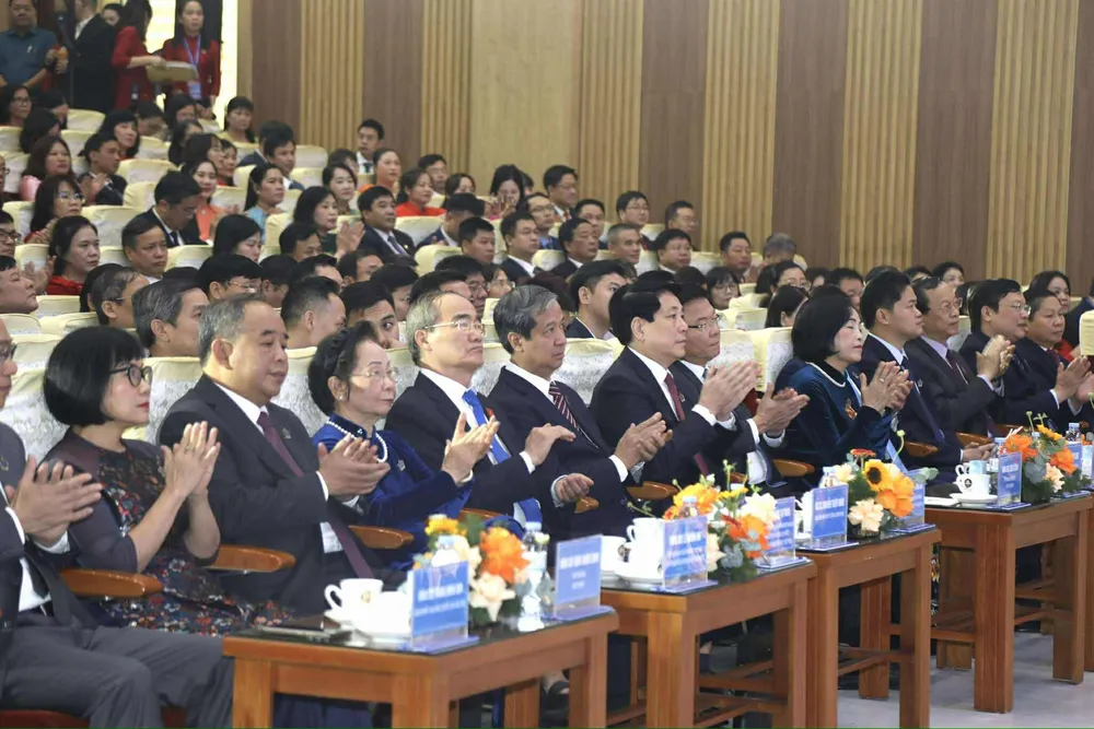 Các đại biểu dự buổi lễ.jpg