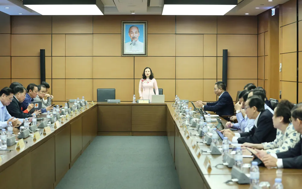 Đoàn đại biểu Quốc hội TPHCM thảo luận tại tổ sáng 17-11. Ảnh QUANG PHÚC.jpg