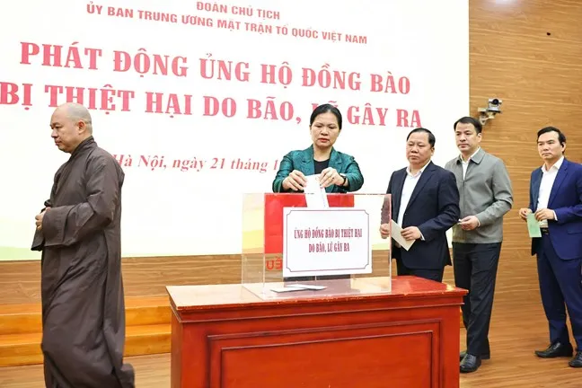 Các đại biểu ủng hộ đồng bào bị thiệt hại do bão, lũ gây ra