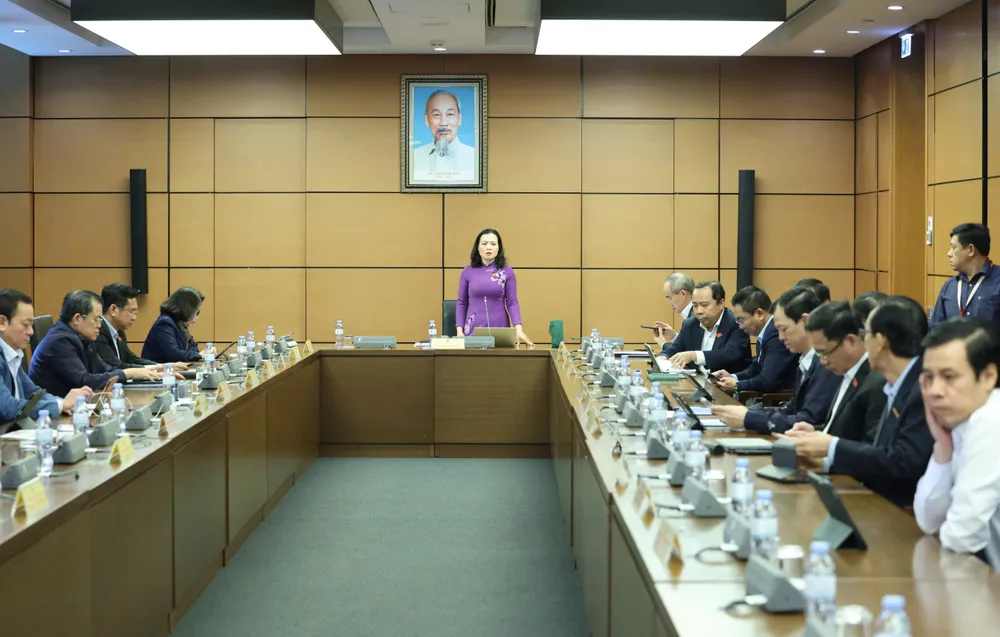 Đoàn đại biểu Quốc hội TPHCM thảo luận tại tổ sáng 21-11. Ảnh: QUANG PHÚC