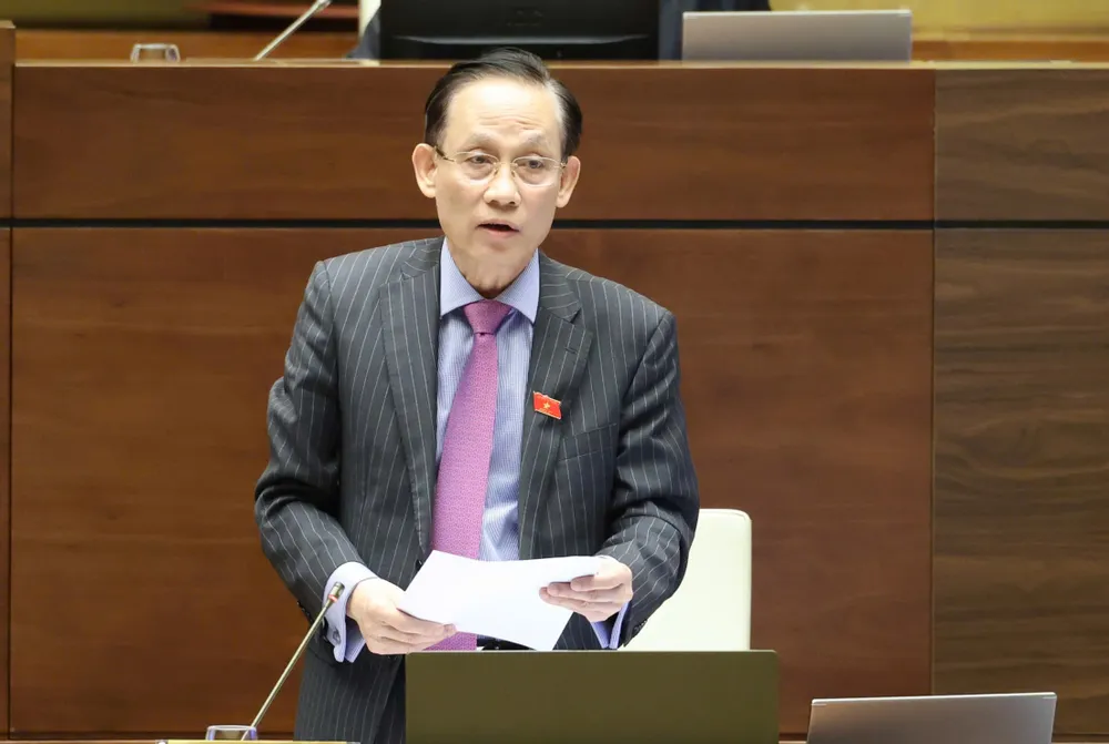 Bộ trưởng Bộ Ngoại giao Lê Hoài Trung phát biểu giải trình, làm rõ một số vấn đề đại biểu Quốc hội nêu, chiều 26-11. Ảnh: QUANG PHÚC