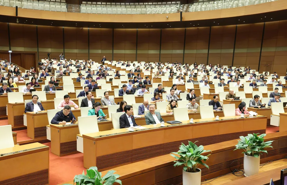 Tổng Bí thư Tô Lâm và Chủ tịch nước Lương Cường cùng các đại biểu Quốc hội dự phiên họp sáng 26-11. Ảnh: QUANG PHÚC