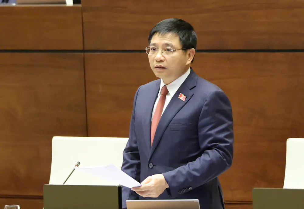 Bộ trưởng Bộ Tài chính Nguyễn Văn Thắng phát biểu giải trình, làm rõ một số vấn đề đại biểu Quốc hội nêu, sáng 8-12. Ảnh QUANG PHÚC.jpg