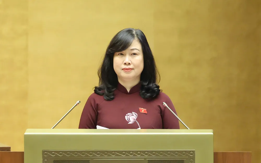 Thừa ủy quyền của Thủ tướng Chính phủ, Bộ trưởng Bộ Y tế trình bày báo cáo giải trình, tiếp thu, chỉnh lý dự thảo các Nghị quyết về y tế. Ảnh: QUANG PHÚC