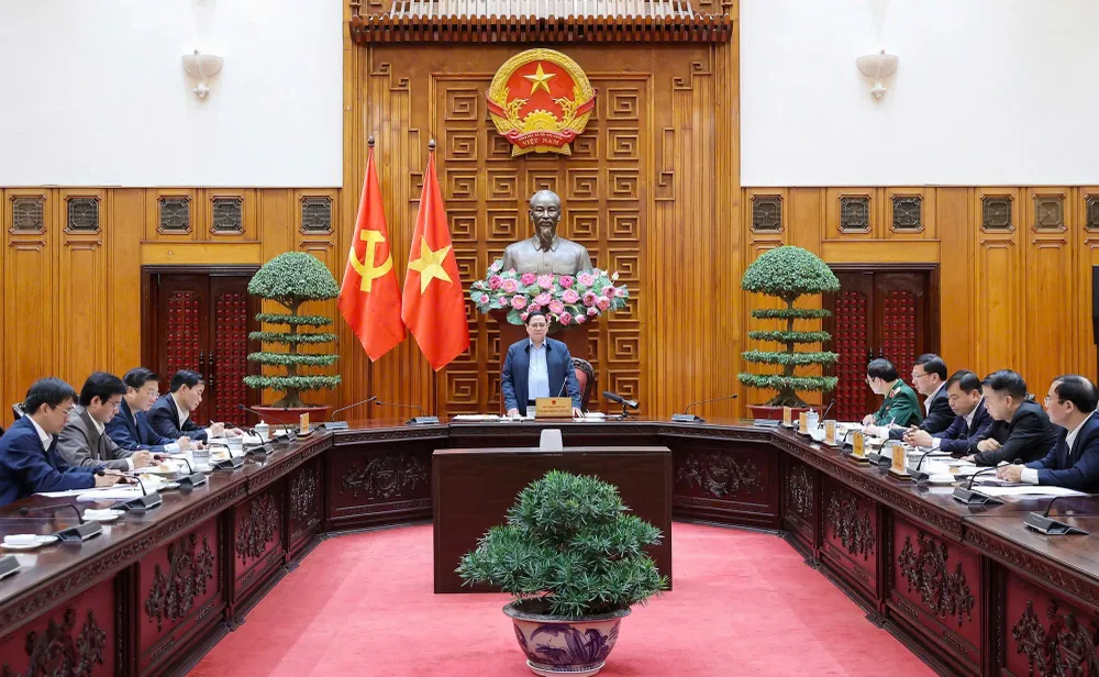 Thủ tướng Phạm Minh Chính làm việc với các bộ ngành và tỉnh Quảng Trị về tình hình thiệt hại và kết quả khắc phục hậu quả bão lũ, chiều 13-12. Ảnh VIẾT CHUNG.jpg