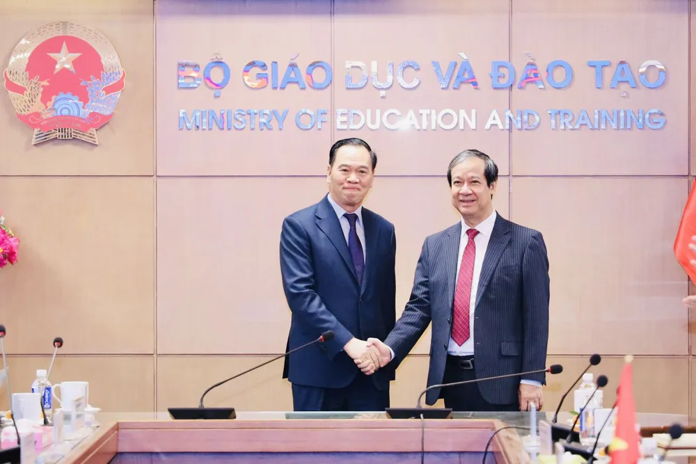 Bộ trưởng Nguyễn Kim Sơn chào mừng Bộ trưởng Thongsalith Mangnormek.jpg